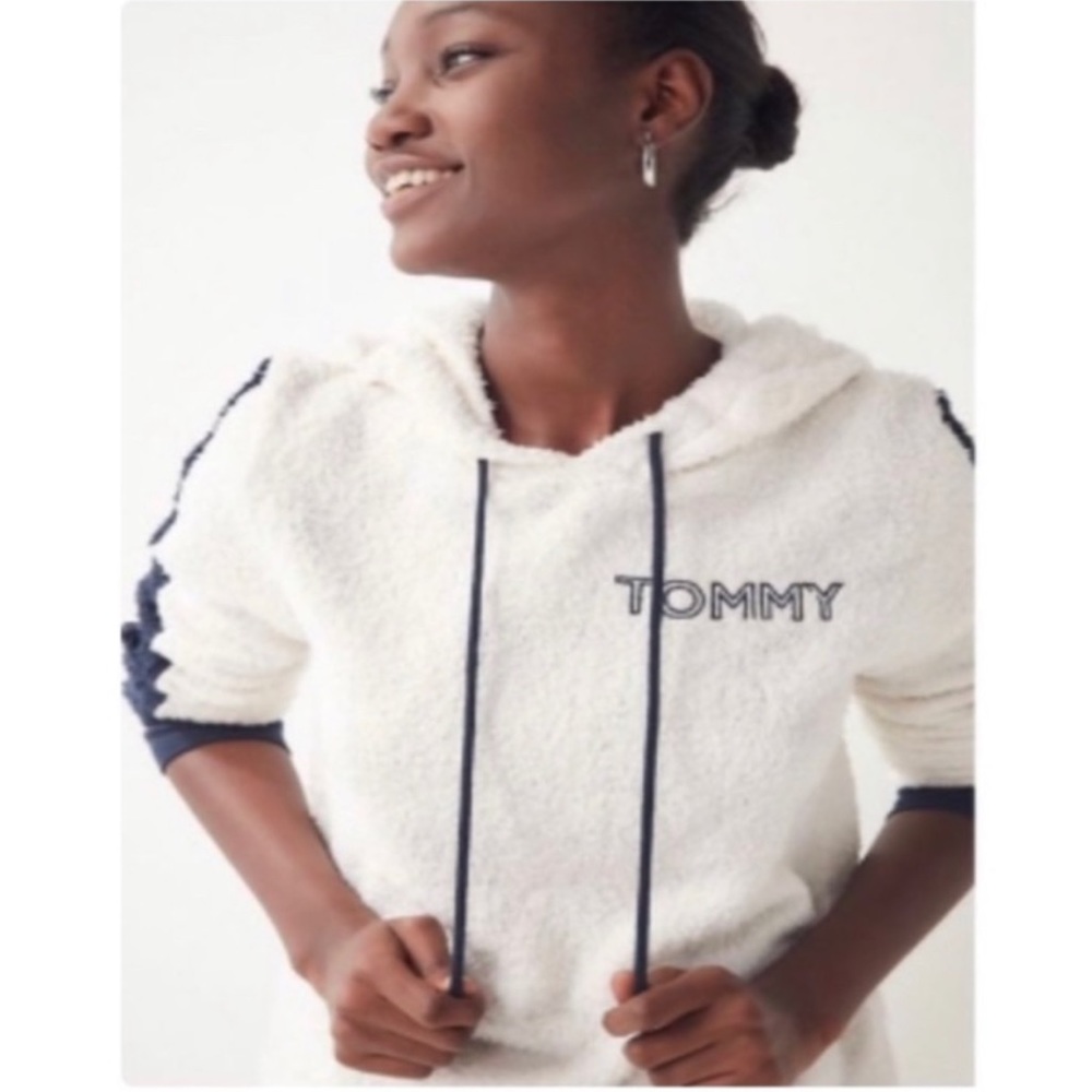 TOMMY HILFIGER White & Navy Fuzzy Fleece Crop Pullover Hoodie - Picture 2 of 9